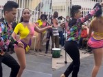 Nữ vũ công một chân nhảy salsa điêu luyện