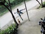 Bị chó hù, cô gái giật mình té ngã