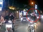 Chạy xe máy kiểu 'bố đời', chặn đầu ôtô bị cảnh sát tuýt còi