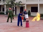 Cô gái dập lửa bình ga trong một nốt nhạc