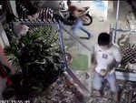 Tụ tập tám chuyện, đám đông 'tốc biến' như Ninja khi thấy công an