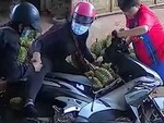 Cô gái cầu cứu khi lùi xe máy ngã vào đống sầu riêng
