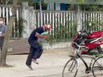 Người đàn ông nhảy chân sáo khi nhận được 5kg gạo từ thiện