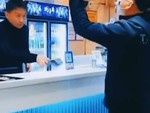 Nam nhân viên ngơ ngác trước màn tính tiền vi diệu của khách