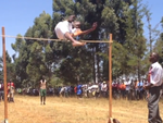 Học sinh châu Phi thi nhảy cao 2 mét khiến dân mạng sửng sốt