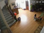 Bé gái giữa đêm ngồi ru võng chăm bố bị sốt