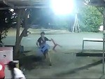 3 cô gái ngồi tám chuyện vội trốn vào nhà khi thấy công an