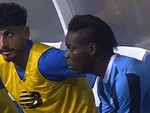 Mario Balotelli nổi đóa trút giận lên đồng đội khi bị HLV thay ra