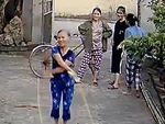 Cụ bà 70 tuổi nhảy dây khiến đám cháu cũng phải chào thua