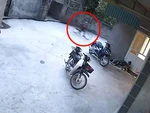 Bé trai đi xe đạp mất phanh tông vào tường khiến mẹ hú hồn