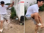 Chàng trai nhảy tránh vũng nước, dép tuột lên cổ chân