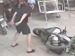 Chú chó làm đổ SH khi nhảy lên xe đòi đi chơi