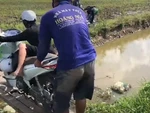 Chàng trai ngã nhào xuống mương do áp lực chạy xe máy mới