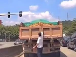 Hành động đẹp của tài xế khi thấy gạch sắp rơi khỏi thùng xe tải