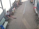 Chàng trai 'quá trọng tải' đu đứt võng, rung cả mái nhà