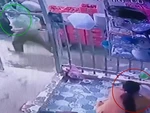 Gia chủ bất ngờ khi người lạ chạy vào nhà rửa giùm đống bát đũa