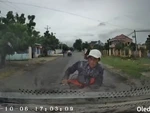 Thấy thanh niên say xỉn, tài xế ôtô dừng lại vẫn bị tông