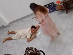 Chồng vờ nằm xuống nền nhà để nhặt 500.000 tiền rơi của vợ