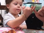 Cười xỉu màn mẹ thử thách con gái không ăn vụng kem
