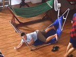 Chàng trai 'quá tải' nằm đứt võng