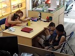 2 bố con ngồi gãy ghế vì "quá tải"