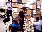Chàng nhân viên bỏ chạy khi châm cồn vào bếp cho khách xong