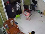 Bé gái vội lấy chai cồn xịt khuẩn giúp bố khi mua đồ ăn về