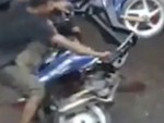 3 thanh niên đánh vật với con 'ngựa sắt'