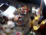 2 người bán trái cây hú hồn với tài xế ôtô nhầm chân ga