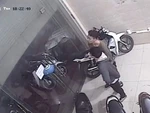 2 chàng trai ngơ ngác khi thấy cửa cuốn rơi vì đụng kính cường lực