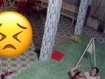 3 mẹ con cười ngả nghiêng sau khi nằm đứt võng