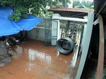 Tài xế lái xe nâng bất cẩn làm sập cổng