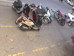 Cô gái ngớ người sau khi tắt máy, rút chìa khóa bỏ vào cốp xe