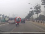 Thanh niên chạy môtô đánh võng tông cắm đầu vào xe tải chở sơn
