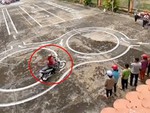 Người phụ nữ trượt bằng lái xe máy vì lượn vòng số 8 cồng kềnh