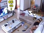 Chủ nhà xem phim ngủ quên được diễn viên gọi dậy xem tiếp