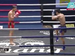2 võ sĩ boxing 'lườm nhau' không chịu đánh bị trọng tài xử thua