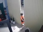 Pha kéo cửa sắt cồng kềnh nhất quả đất của bé trai