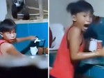 Bé trai đi rửa bát sợ ma