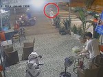 Video hài hot nhất tuần qua: Chồng chạy xe máy 'rớt vợ' không biết
