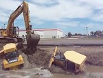 Máy xúc khổng lồ giải cứu 2 máy ủi kẹt ở dưới kênh trong 1 nốt nhạc