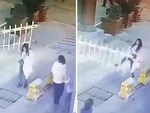 Cô gái trút giận lên thanh chắn barie khi bị ngáng đường