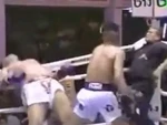 Võ sĩ phối hợp trọng tài diễn hài trên sàn đấu