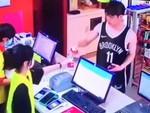 Nữ nhân viên 'ngất xỉu' khi tính tiền cho trai đẹp