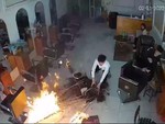 Cả tiệm tóc hú hồn với chàng trai làm cháy chậu hoa