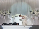 Cô dâu cười xỉu khi chú rể nằm xuống đất để chứng minh tình yêu