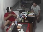 Chồng hú hồn khi bị vợ dọa ma