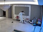 Mẹ phản xạ xuất thần, giơ chân đỡ con thoát cú ngã đau
