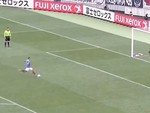 Cầu thủ 2 đội lần lượt ôm đầu tiếc nuối vì sút penalty không vào