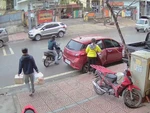 Chàng trai chạy xe máy bỏ rơi bạn mà không hay biết